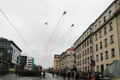 Máy bay trực thăng phun khói màu cờ Cộng hòa Séc. (Ảnh: Hồng Kỳ/TTXVN)