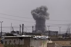 Khói bốc lên sau một cuộc không kích tại Syria. (Nguồn: TASS/TTXVN)