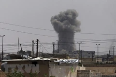 Khói bốc lên sau một cuộc không kích tại Syria. (Nguồn: TASS/TTXVN)