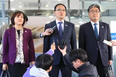 Cục phó Cục Lâm nghiệp Hàn Quốc Park Chong-ho (giữa) phát biểu với báo giới tại thủ đô Seoul, trước khi lên đường tới Văn phòng liên lạc liên Triều ở thị trấn biên giới Kaesong bên phía Triều Tiên để dự cuộc họp về hợp tác lâm nghiệp ngày 22/10. (Ảnh: Yon