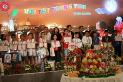 Trao thưởng cho các học sinh có thành tích học tập xuất sắc trong chương trình Trung thu tại trung tâm thương mại Sapa, Prague. (Ảnh: Hồng Kỳ/Vietnam+)