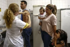 Tiêm phòng sốt vàng da cho người dân tại Sao Paolo, Brazil. (Nguồn: AFP/TTXVN)