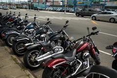 Tổng thống Mỹ Donald Trump (giữa) và Giám đốc điều hành Harley Davidson Matthew Levatich (trái) trong cuộc gặp tại Nhà Trắng, Washington DC. ngày 2/2/2017. (Ảnh: THX/TTXVN)