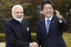 Thủ tướng Nhật Bản Shinzo Abe (phải) và Thủ tướng Ấn Độ Narendra Modi. (Nguồn: Reuters)