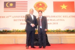 Bộ trưởng Văn phòng Chính phủ Malaysia Shahidan bin Kassim và Đại sứ Lê Quý Quỳnh. (Ảnh: Hoàng Nhương/Vietnam+)