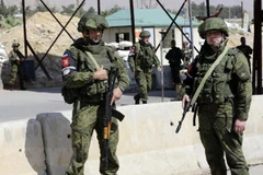 Binh sỹ quân đội Nga gác tại trạm kiểm soát Wafideen, khu vực lân cận Đông Ghouta. (Nguồn: AFP/TTXVN)