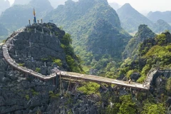 Công trình mới tháo dỡ được khoảng 50m lan can ở vị trí đỉnh núi Cái Hạ và khu vực cầu nối giữa hai vách núi. (Ảnh: Minh Đức/TTXVN)