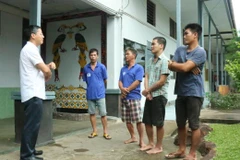 Đại sứ Phạm Quang Vinh thăm hỏi 4 thuyền trưởng đang thụ án tại trại cải tạo Pontianak. (Ảnh: Ngọc Hải/Vietnam+)