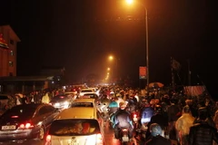  Tắc đường một đoạn dài trên đường vào chợ Viềng. (Ảnh: Quốc Khánh/TTXVN)