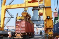 Bốc xếp container tại chi nhánh cảng Tân Vũ, Cảng Hải Phòng. (Ảnh: Lâm Khánh/TTXVN)