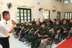 Tặng quà thương, bệnh binh trung tâm điều dưỡng Duy Tiên