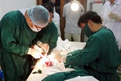 Các bác sỹ Bệnh viện đa khoa huyện đảo Bạch Long Vĩ trong một ca phẫu thuật. Ảnh minh họa. (Nguồn: cdythaiphong.edu.vn)