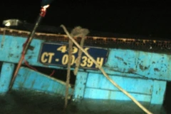 Trục vớt hàng hóa trong vụ nổ gây chìm tàu trên sông Cần Thơ