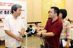 Ông Hà Minh Huệ, Phó chủ tịch thường trực Hội Nhà báo Việt Nam trao đổi với các phóng viên về giải thưởng của hội năm 2014 (Ảnh minh họa: TTXVN)