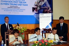 Hỗ trợ hơn 1 triệu USD chăm sóc mắt trẻ em tại miền Trung 