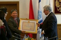 Tặng Huân chương hữu nghị cho học viện quan hệ quốc tế Moskva