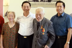 Lãnh đạo thành phố Hà Nội thăm, tặng quà gia đình chính sách