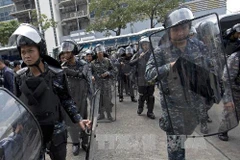 Binh sỹ Thái Lan gác gần tòa nhà chính phủ ở thủ đô Bangko. (Ảnh: AFP/TTXVN) 