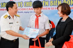 Trao 64 học bổng cho con chiến sỹ hải quân có hoàn cảnh khó khăn