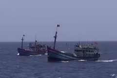 Tàu đánh cá của ngư dân vẫn tiếp tục hoạt động tại khu vực Trung Quốc đặt giàn khoan. (Ảnh: Công Định-Hữu Trung/TTXVN)