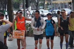 Chạy việt dã 1.300km trong 31 ngày để quyên từ thiện