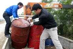 Điều tra vụ đổ trộm 11 thùng phuy chất lỏng có mùi dầu nhớt thải