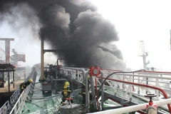 Tàu Indonesia chở 200.000 lít dầu bốc cháy ở Malaysia
