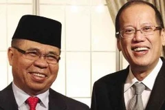 Tổng thống Benigno Aquino III và thủ lĩnh nhóm phiến quân MILF Al Haj Murad Ebrahim. (Nguồn: newsinfo.inquirer.net)