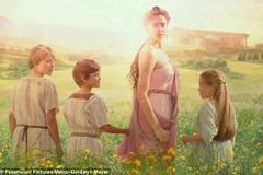 Bạn gái của Ronaldo khoe dáng quyến rũ trong trailer “Hercules”