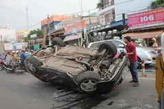 Ô tô mất lái lật ngửa xuống đường làm 3 người trọng thương