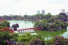 Miền Bắc ngày nắng, tối có mưa rải rác, miền Trung nắng đẹp