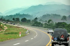 Hàng loạt điểm bán hàng xé rào, phá hoại cao tốc Nội Bài-Lào Cai