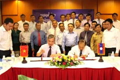 Toàn cảnh lễ ký biên bản cuộc họp. (Ảnh: Hoàng Chương/Vietnam+)