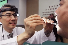 Phó giáo sư, tiến sỹ Raymond Ng Hin-wai đang sử dụng phương pháp xét nghiệm mới. (Nguồn: SCMP)