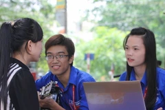 Sinh viên tình nguyện Thủ đô tận tình “Cùng bạn đi thi”