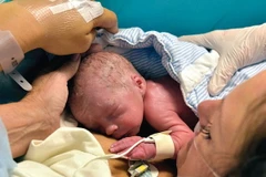 Người phụ nữ đầu tiên sinh con từ tử cung được cấy ghép