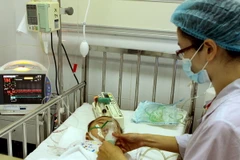 Uống nước chanh pha chút mật ong giúp đào thải virus sởi