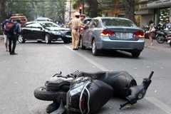 Xe máy lạng lách, đánh võng va chạm xe tải khiến 2 người chết