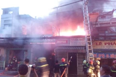 Nổ gây cháy lớn ở TP. HCM, hàng trăm người dân tháo chạy