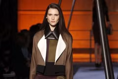 Bình dân hóa thời trang thượng lưu Roland Mouret 