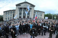 Những người biểu tình gác bên ngoài sau khi chiếm giữ tòa nhà chính quyền thành phố Lugansk, Ukraine ngày 29/4. (Ảnh: AFP/TTXVN)