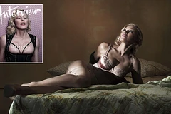 ''Nữ hoàng nhạc Pop'' Madonna khoe ngực trần ở tuổi U60