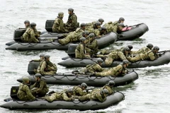 Nhiều người Nhật chưa hài lòng với lý giải về quyền phòng vệ tập thể