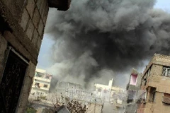 Khói bốc lên trong cuộc xung đột giữa lực lượng đối lập và quân đội trung thành với Tổng thống Bashar al-Assad tại thành phố Daraya, tây nam thủ đô Damascus, Syria ngày 12/1. (Ảnh: AFP/TTXVN)
