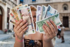 Đồng peso (trái) và đồng peso chuyển đổi. (Nguồn: AFP)