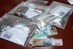 Tang vật trong một vụ án lừa đảo bằng thủ đoạn cào thẻ điện thoại (Nguồn: TTXVN)