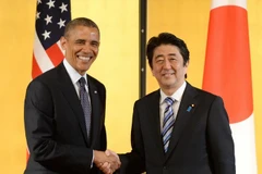 Tổng thống Mỹ Barack Obama (trái) bắt tay Thủ tướng Nhật Bản Shinzo Abe trong chuyến thăm quốc gia đồng minh thân cận nhất tại châu Á. (Ảnh: AFP/TTXVN)
