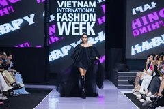 Võ Hoàng Yến diện thiết kế từ chất liệu bông chần, điểm xuyết những chi tiết lấp lánh thêu kết tinh xảo. (Ảnh: CTV/Vietnam+)