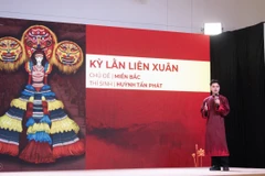 Huỳnh Tấn Phát trình bày ý tưởng của thiết kế. (Ảnh: BTC)