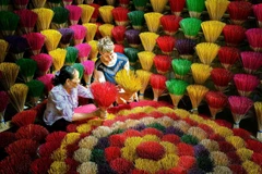 Du khách trải nghiệm làng nghề làm hương ở Huế. (Ảnh: Nguyễn Hoàng Bảo Trân)